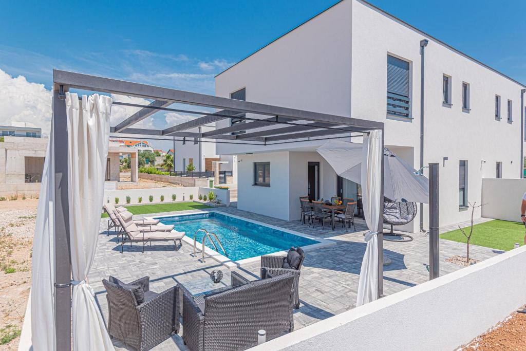 Holiday house with a swimming pool Vodice - 21991