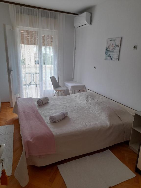 Postel nebo postele na pokoji v ubytování Apartments and rooms with parking space Palit, Rab - 22221