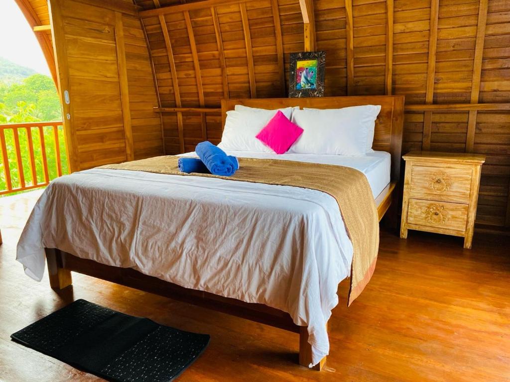 um quarto com uma cama com dois bichos de peluche em Suwehan Beach Cliff House by BIJAK em Polilit