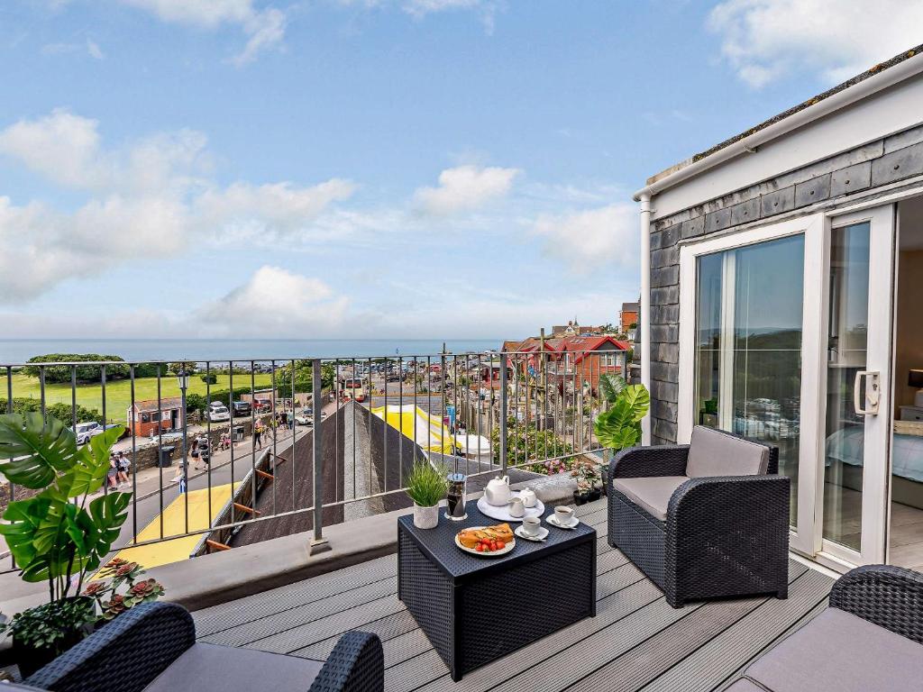 Elle comprend un balcon meublé offrant une vue sur la ville. dans l'établissement 2 Bed in Woolacombe 83425, à Woolacombe