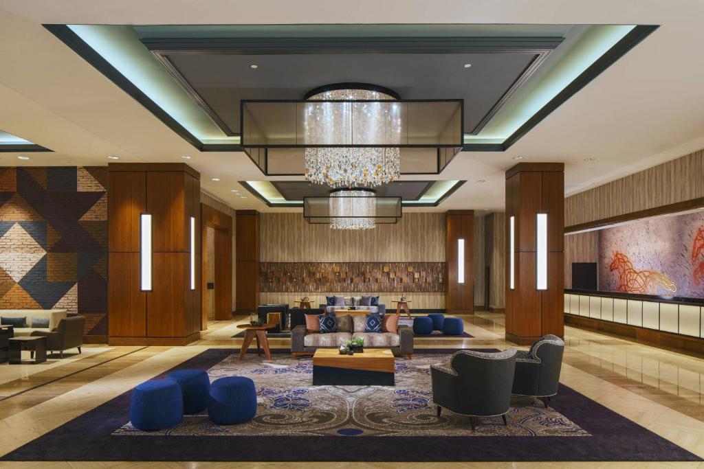 een lobby van een hotel met een kroonluchter bij Renaissance Dallas Addison in Addison