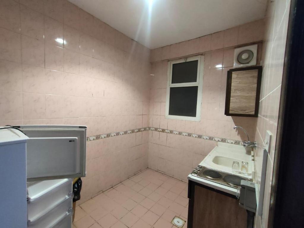a small bathroom with a sink and a window at دانيال للشقق المفروشة in Al Madinah