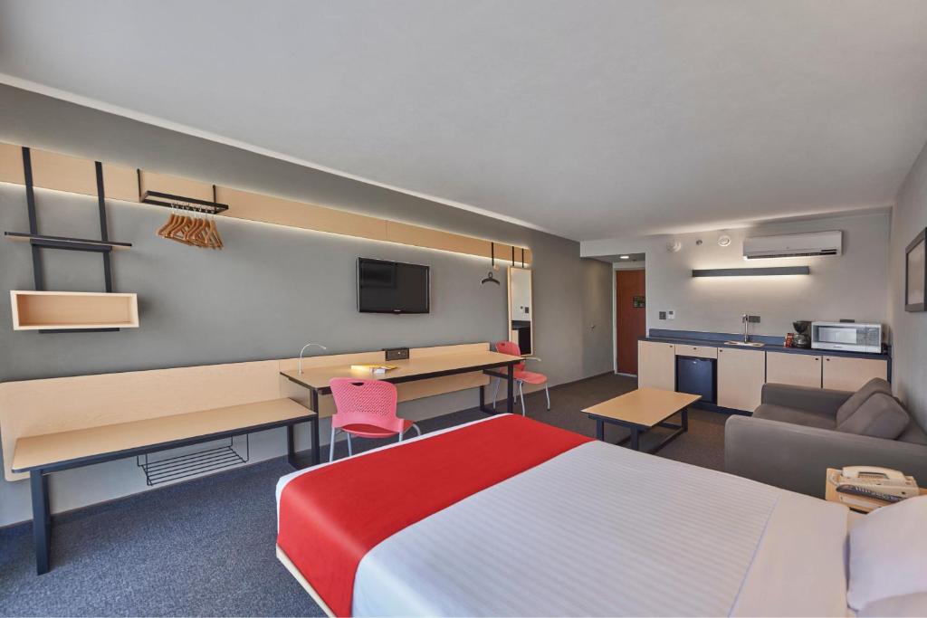 City Express by Marriott Irapuato Norte - Habitación Superior Con Cama Grande Y Sofá Cama