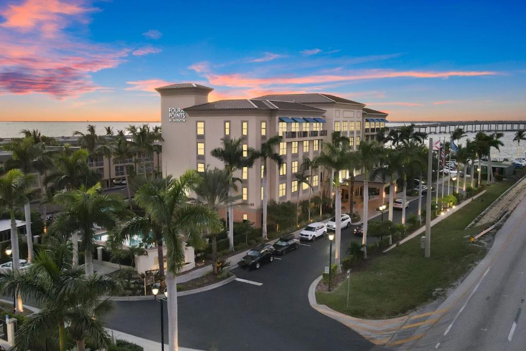 una vista aérea de un hotel con palmeras y una calle en Four Points by Sheraton Punta Gorda Harborside, en Punta Gorda