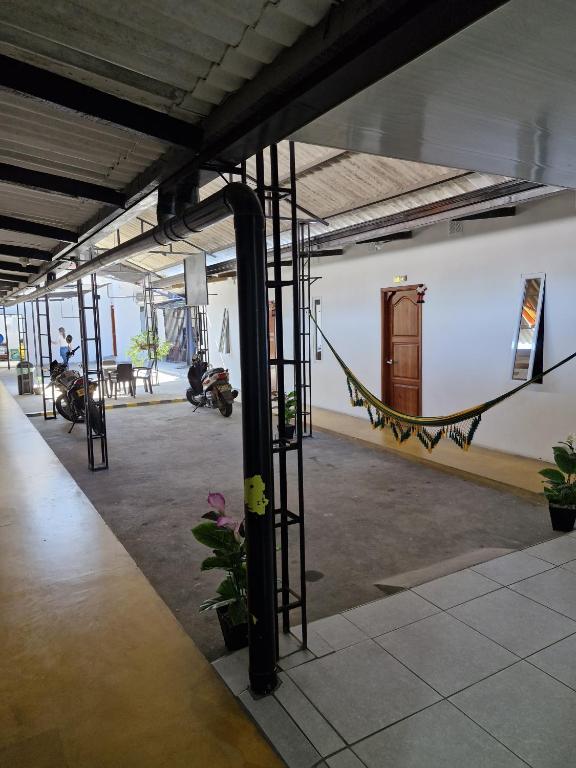 Hotel Ariza Real في Saravena: غرفة مع حبل وباب على الجدار