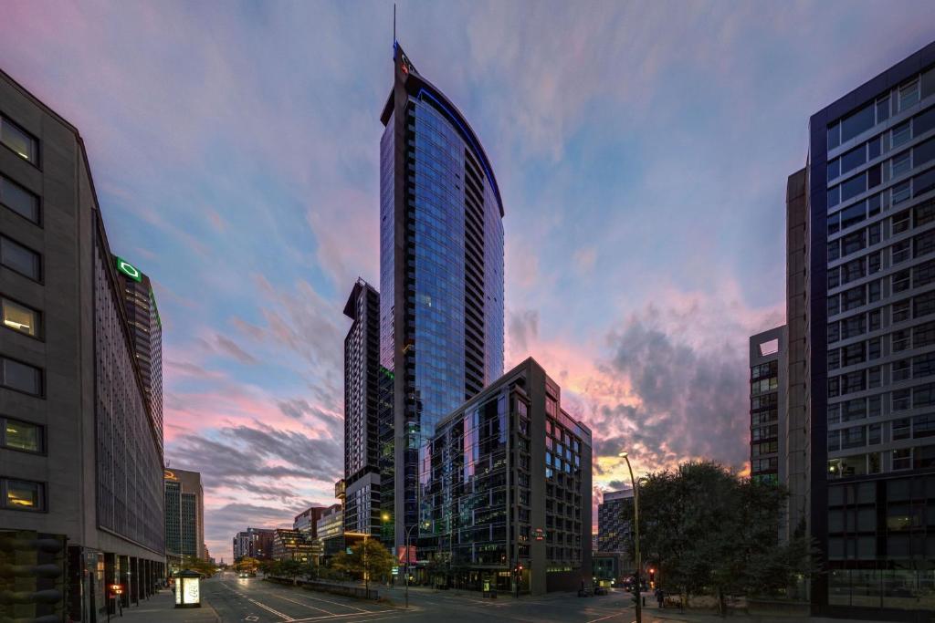 ein hohes Gebäude mitten in einer Stadt in der Unterkunft Courtyard by Marriott Montreal Downtown in Montreal