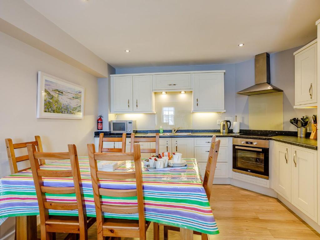 kuchnia ze stołem i krzesłami w pokoju w obiekcie 3 bed property in Appledore Devon ESTVW w mieście Appledore