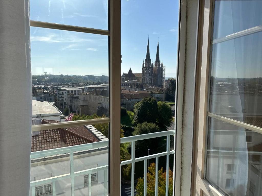 een raam met uitzicht op de stad bij Appartement Bayonne, 4 pièces, 5 personnes - FR-1-239-1013 in Bayonne