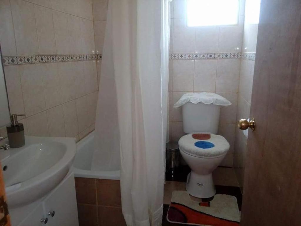 uma casa de banho com um WC, um lavatório e uma banheira em Departamento Puclaro em Vicuña