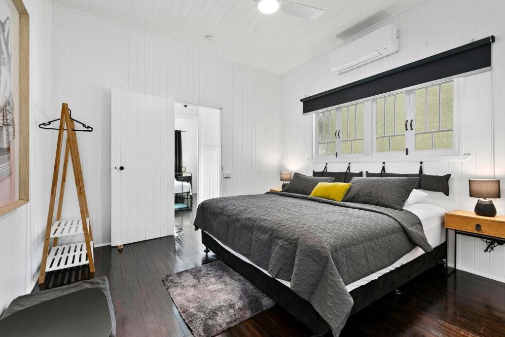 een slaapkamer met een groot bed en een bureau bij Retro on walker in Maryborough