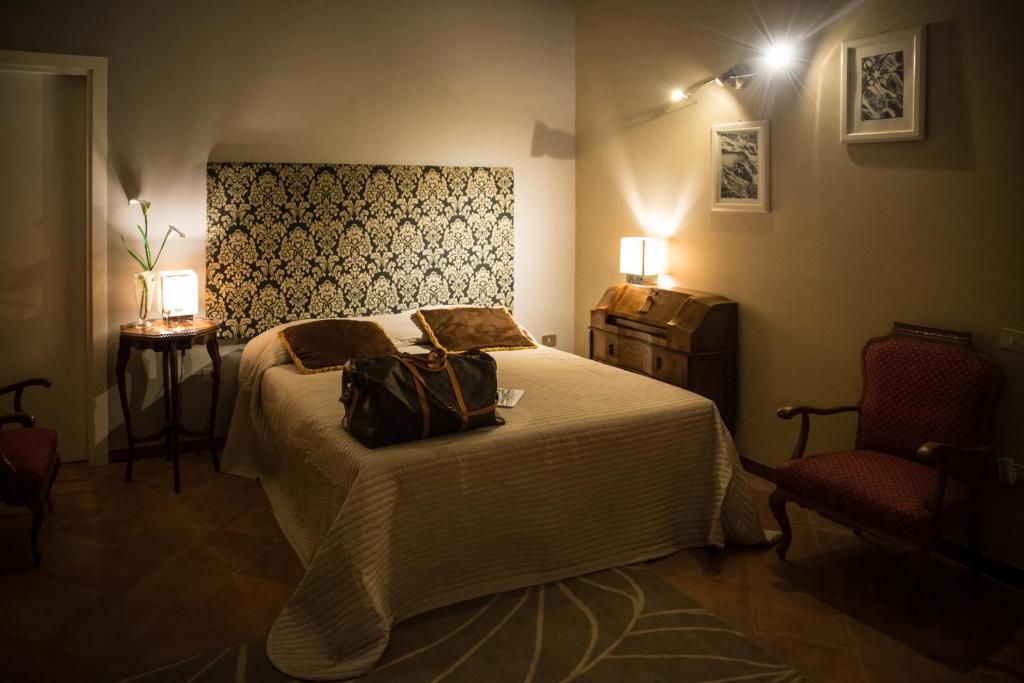 サレルノにあるResidenza Russo Luxury Home Salernoのベッドルーム1室(ベッド1台、バッグ付)