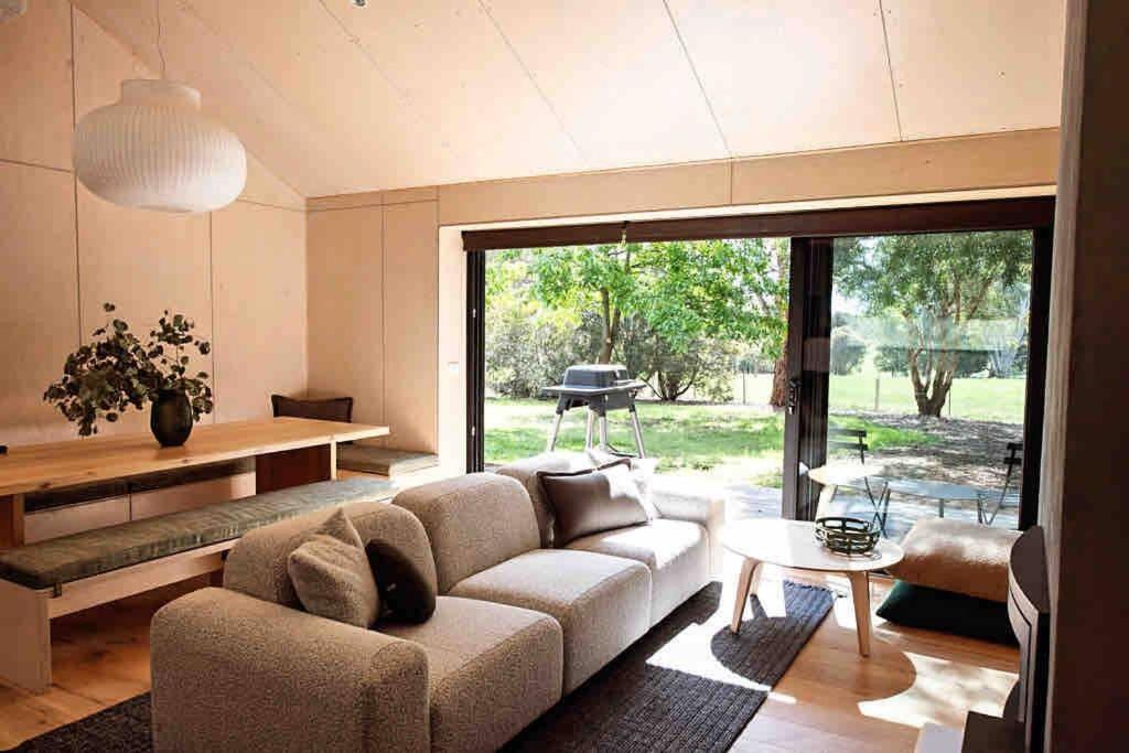 ein Wohnzimmer mit einem Sofa und einem Tisch in der Unterkunft Gardeners Shed -Mansfield in Mansfield