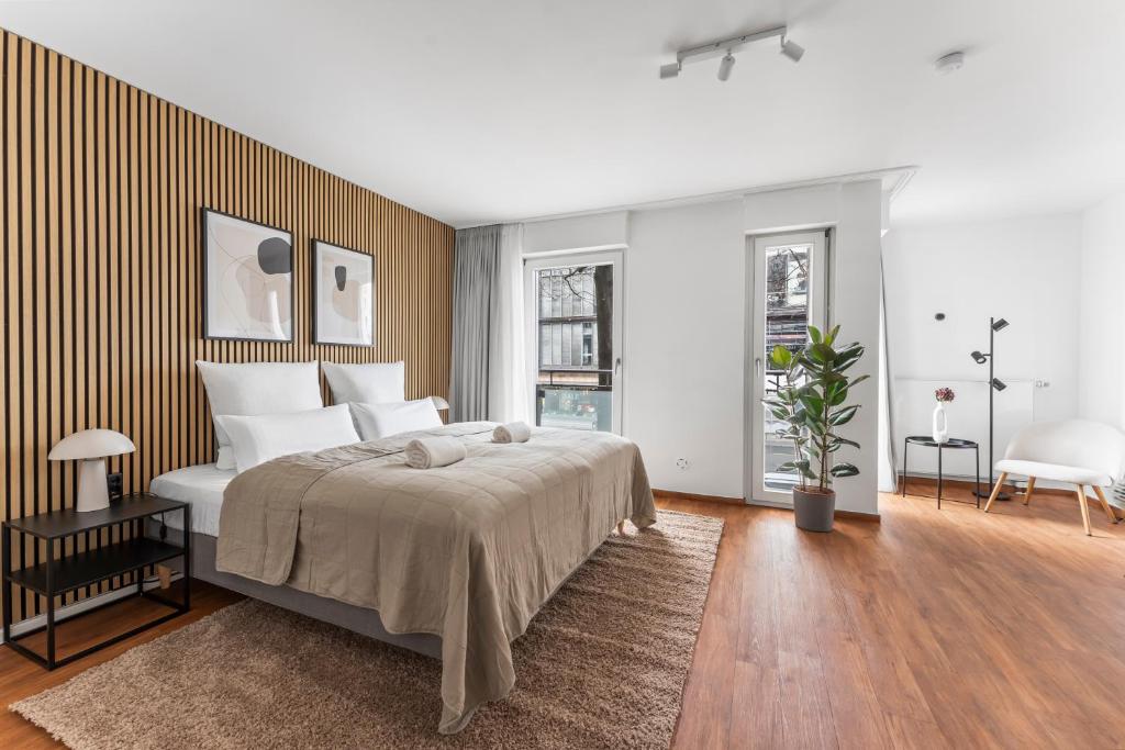 una camera da letto con un grande letto con cuscini bianchi di 100sqm Luxury Apt in Prime Location near Ku'Damm a Berlino