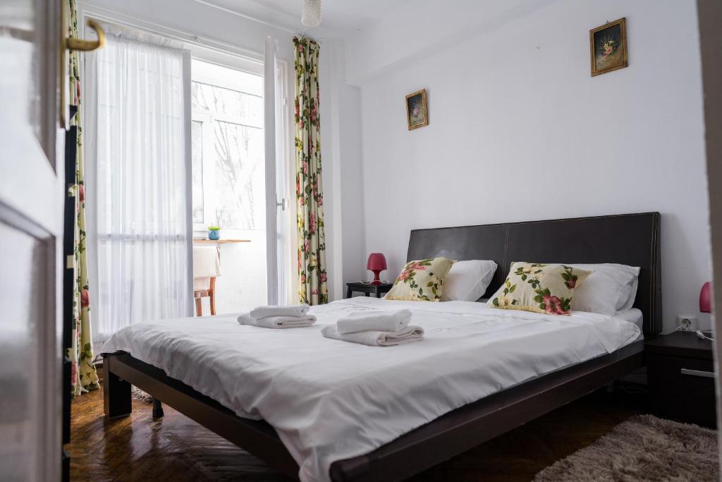 Un pat sau paturi într-o cameră la OPIA Apartments - Old Town