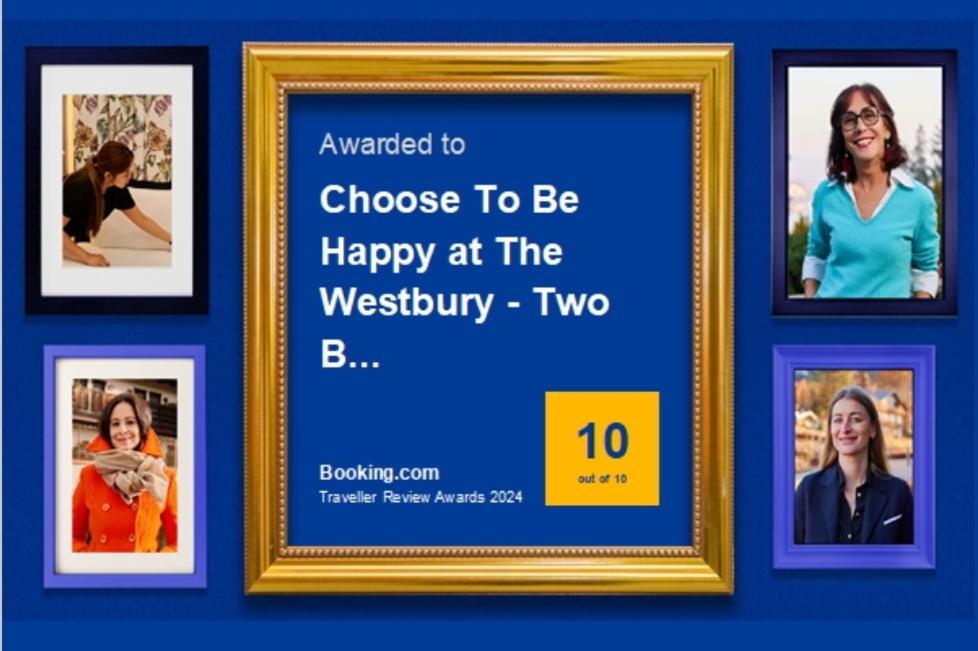 キングストンにあるChoose To Be Happy at The Westbury - Two Bedroom Apartmentの四枚の青い壁画