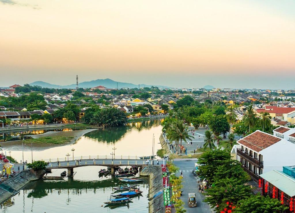 - une vue sur une ville avec une rivière et un pont dans l'établissement Little Hoi An . A Boutique Hotel & Spa, à Hội An