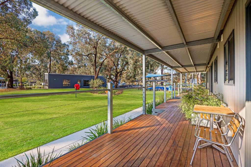 eine Terrasse mit einem Tisch und Stühlen auf einem Haus in der Unterkunft BIG4 Bendigo Marong Holiday Park in Marong