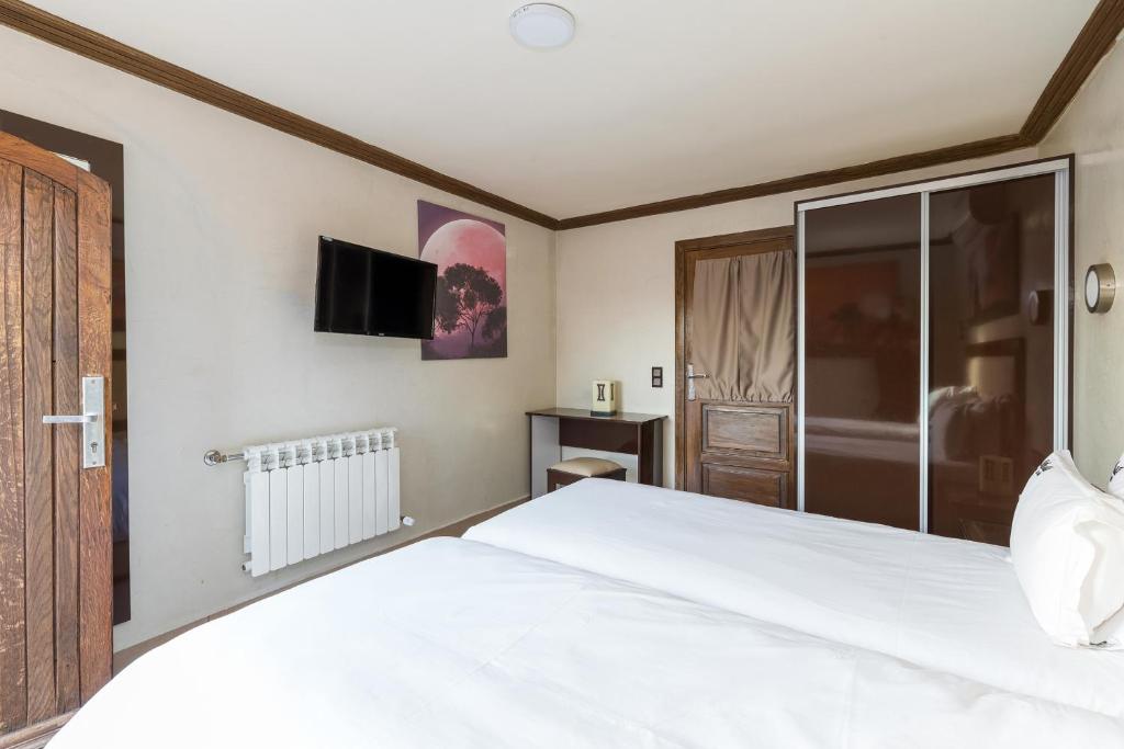 Postel nebo postele na pokoji v ubytování Riad Ushuaia La Villa - Centre Marrakech