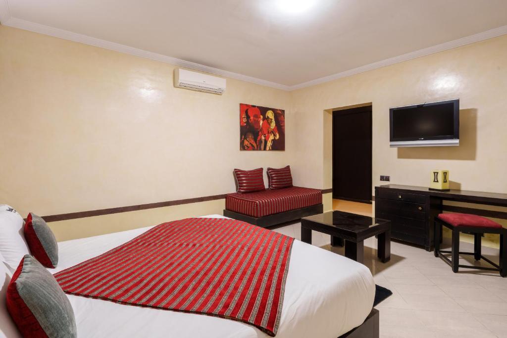 TV a/nebo společenská místnost v ubytování Riad Ushuaia La Villa - Centre Marrakech