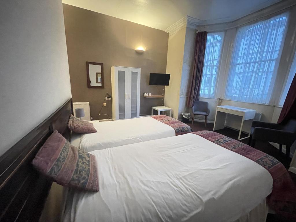 The Dolphin Hotel - Twin Room With Private Bathroom