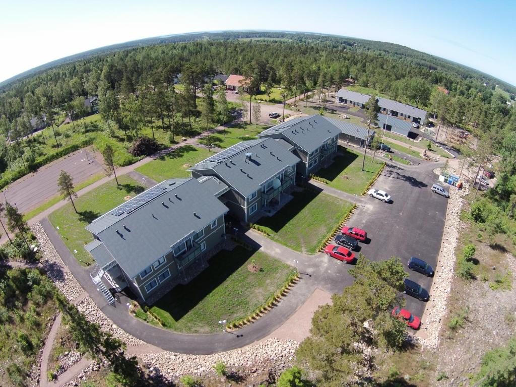une vue aérienne sur un grand bâtiment avec un parking dans l'établissement Apartment LeLök, à Lemland