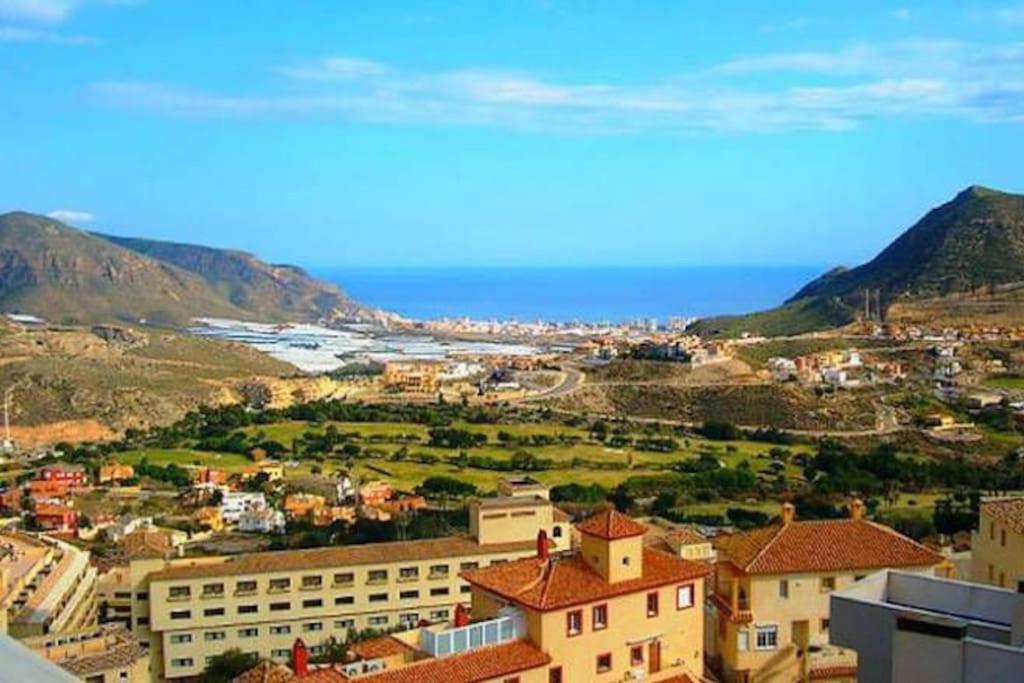uitzicht op een stad met bergen en de oceaan bij Estudio en Envía Golf Bello Rincón Paz y Vistas in Vícar