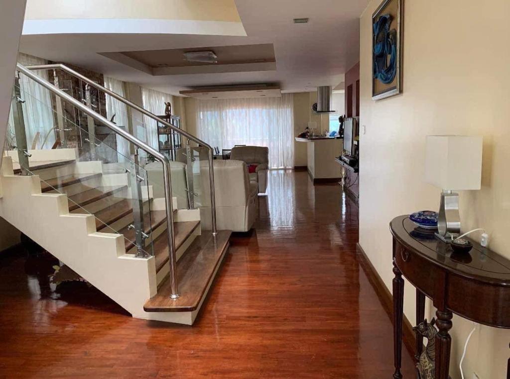 salon ze schodami w domu w obiekcie Kleos Villa Baguio City w mieście Tuding