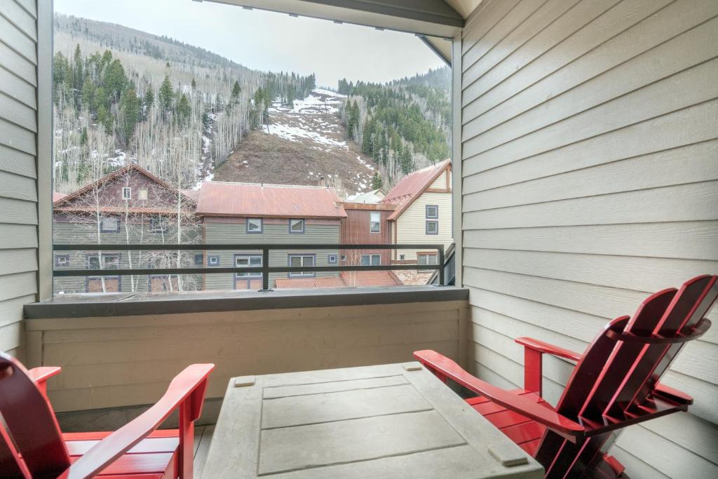 - un balcon avec vue doté de 2 chaises et d'une table dans l'établissement Cimarron Lodge 35 by AvantStay Ski-InSki-Out Property in Complex w Two Hot Tubs, à Telluride