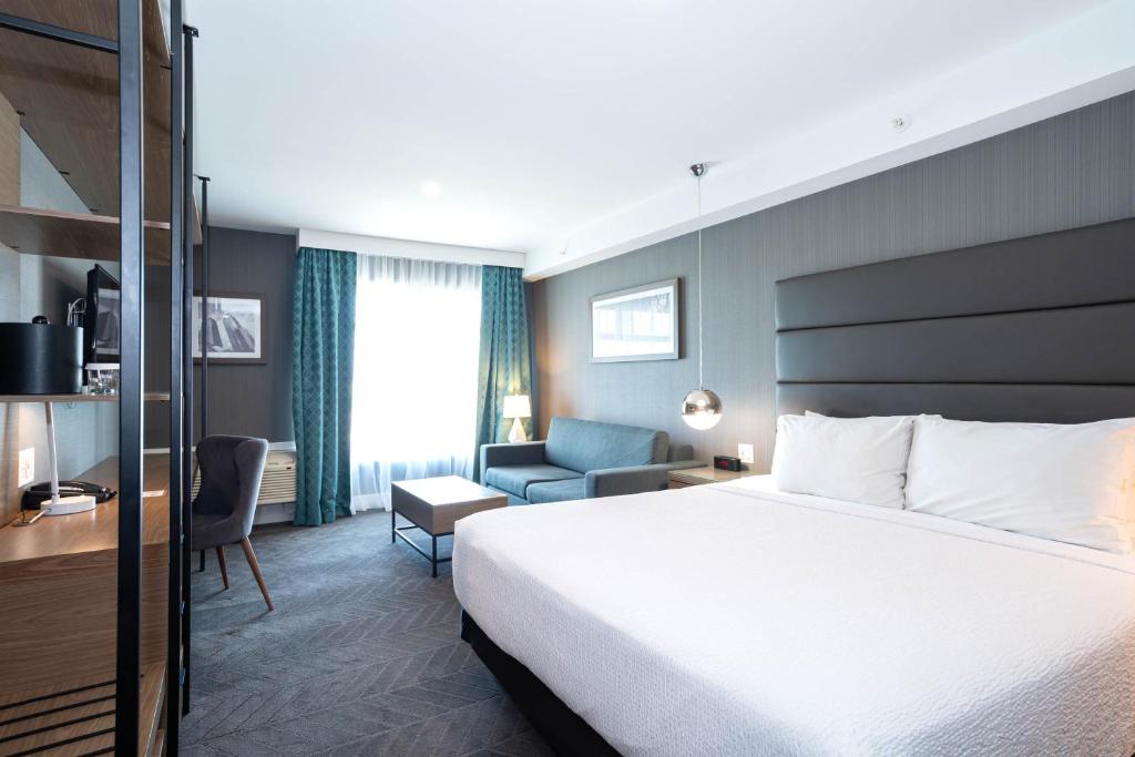 Postel nebo postele na pokoji v ubytování Sandman Signature Calgary Airport Hotel