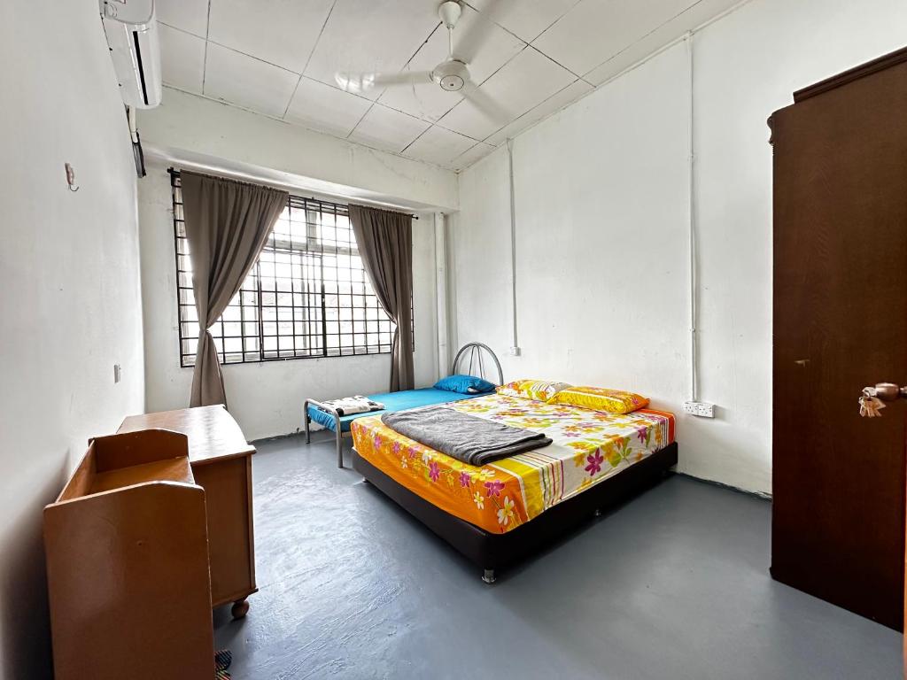 een slaapkamer met een bed en een tafel. bij Jiaxin Dormitory - Puteri Wangsa 家馨旅舍 in Ulu Tiram