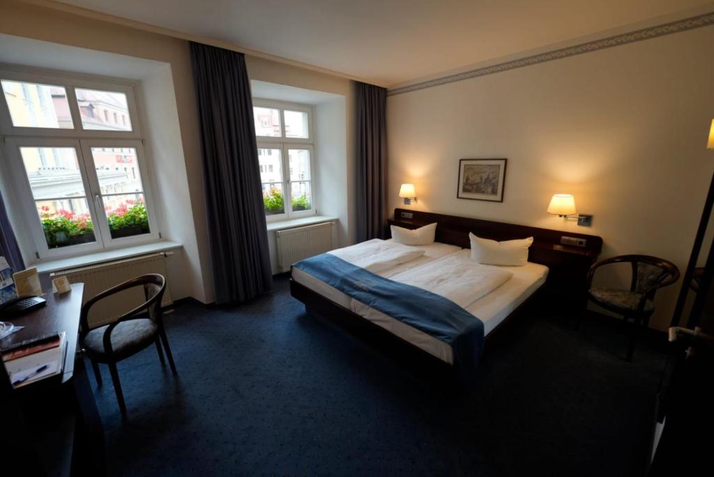 Postel nebo postele na pokoji v ubytování Hotel Goldener Adler