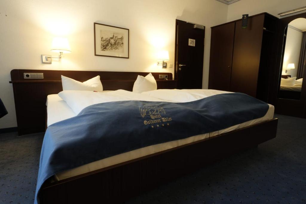 Postel nebo postele na pokoji v ubytování Hotel Goldener Adler