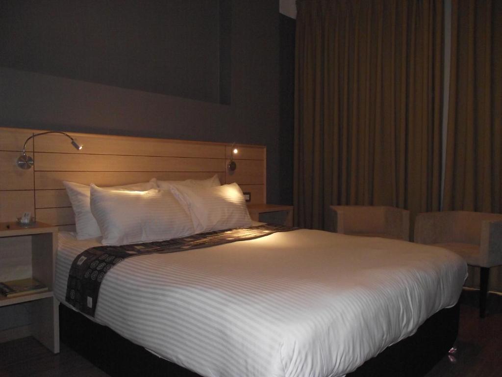 Postel nebo postele na pokoji v ubytování Crystal Suites