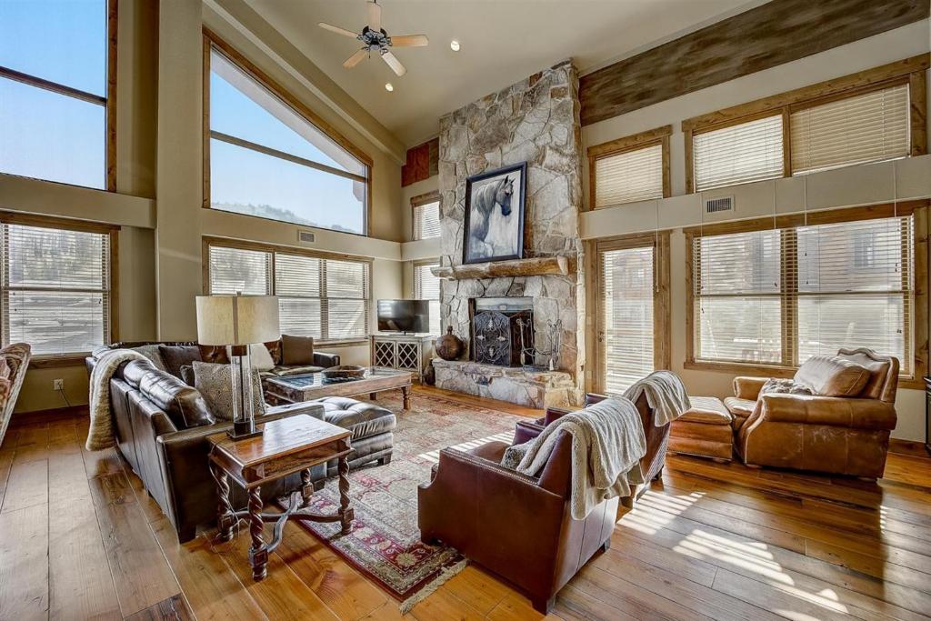 uma sala de estar com mobiliário de couro e uma lareira de pedra em Mont Cervin 31 by AvantStay Luxury Ski in Ski out home in Park City em Park City