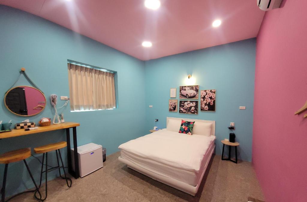 una camera con letto e parete rosa di Burano a Zhushan
