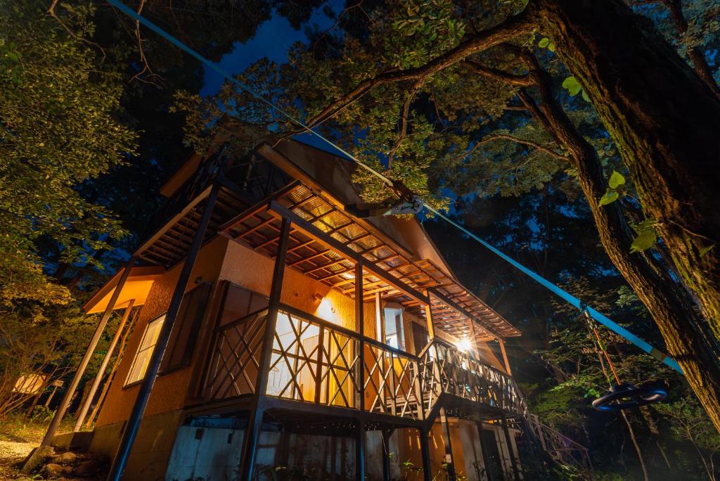 Ein Haus im Wald nachts in der Unterkunft Ryojukukan Villa Nasukogen in Nasu