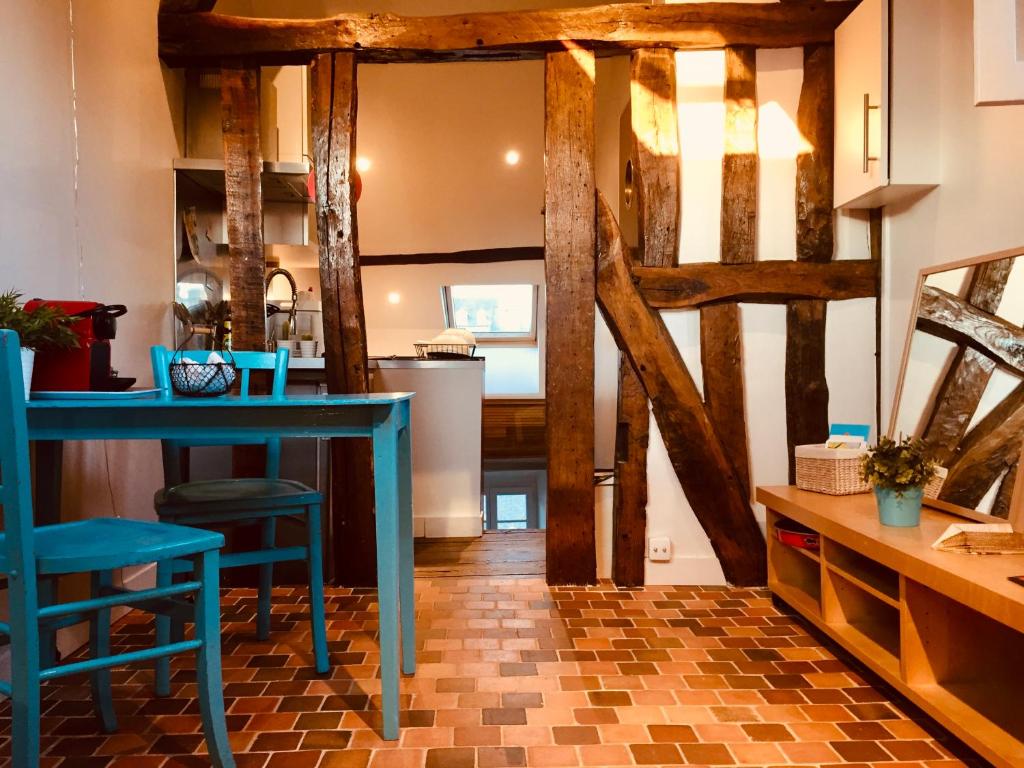 cocina con mesa azul y sillas en una habitación en rhoazon heart, en Rennes