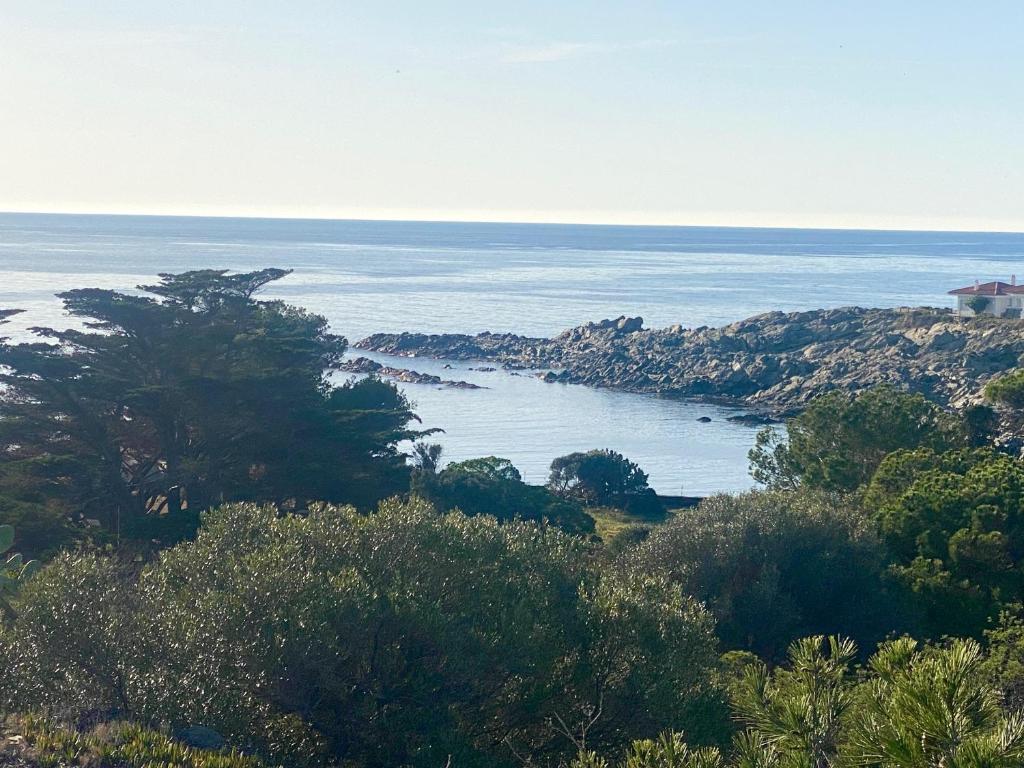 Fotografie z fotogalerie ubytování Maison de pêcheur superbe vue mer, grand jardin v destinaci Cadaqués
