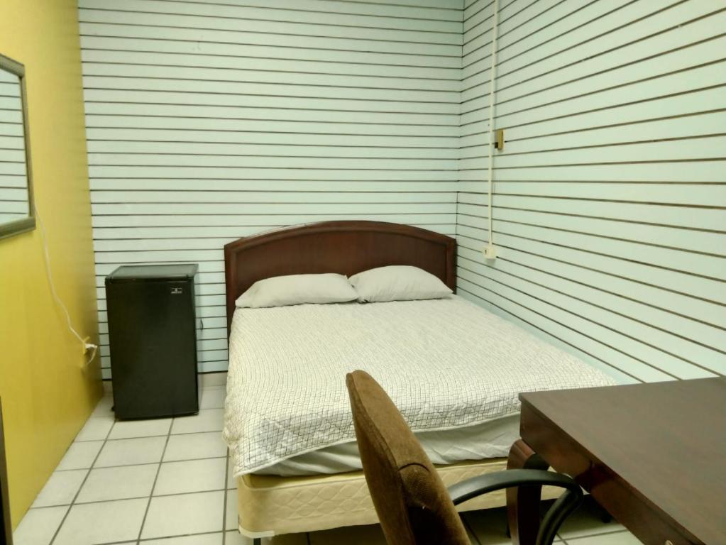 Queen bed Near Coliseo de Puerto Rico, San Juan (updated prices 2024)