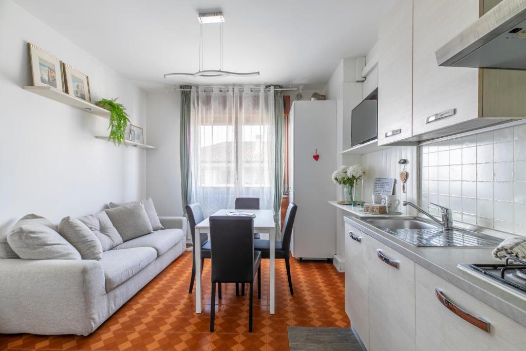 uma cozinha e sala de estar com um sofá e uma mesa em LA MAR Apartment Spinea em Spinea