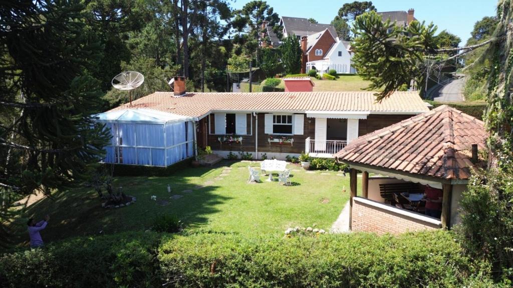 an aerial view of a house with a yard at Recanto Habacuque in Campos do Jordão