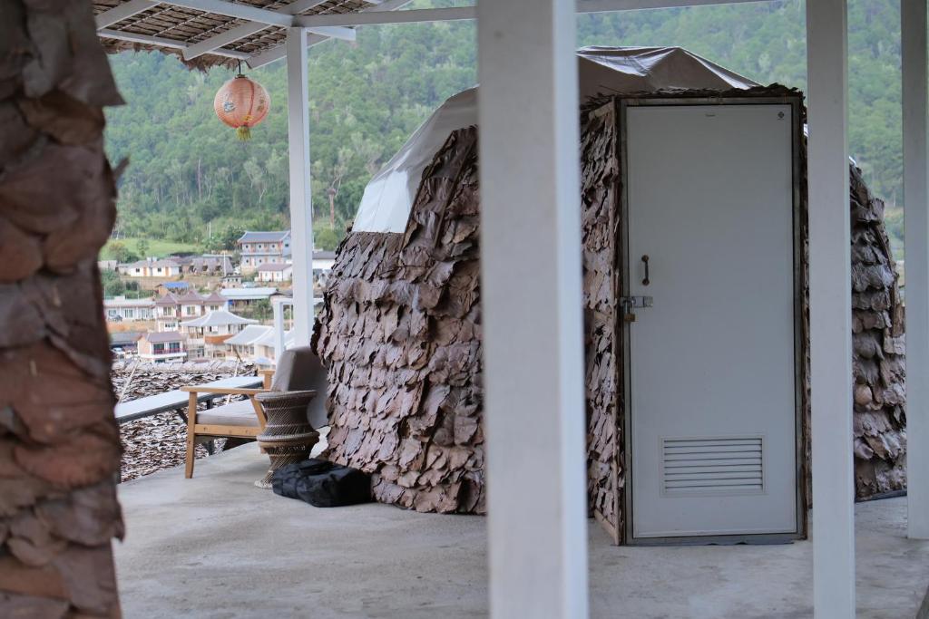 eine Tür in einem Zimmer mit einem Stapel Holz in der Unterkunft Dome tents Hedreung Rakthai camping in Ban Rak Thai
