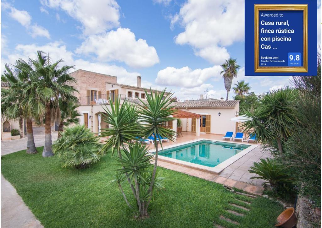 una casa con piscina y palmeras en Casa rural, finca rústica con piscina Cas Padrins de Campos, Mallorca en Campos