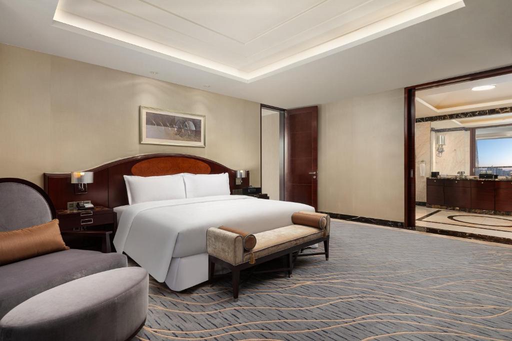 Postel nebo postele na pokoji v ubytování Crowne Plaza Tianjin Binhai Center by IHG