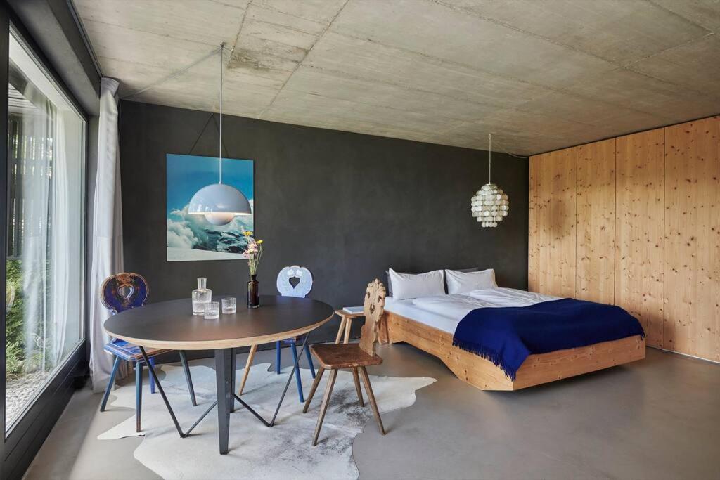 um quarto com uma cama e uma mesa em Alpenchalet Walchensee em Walchensee