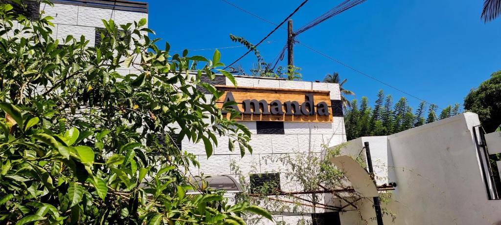 um edifício com uma janela do lado em Amanda Mirissa em Mirissa