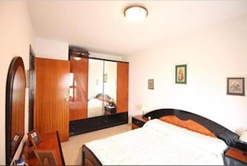 阿爾穆涅卡爾的住宿－Double Bedroom in Shared apartment with balcony and parking，一间卧室配有一张床和一面大镜子