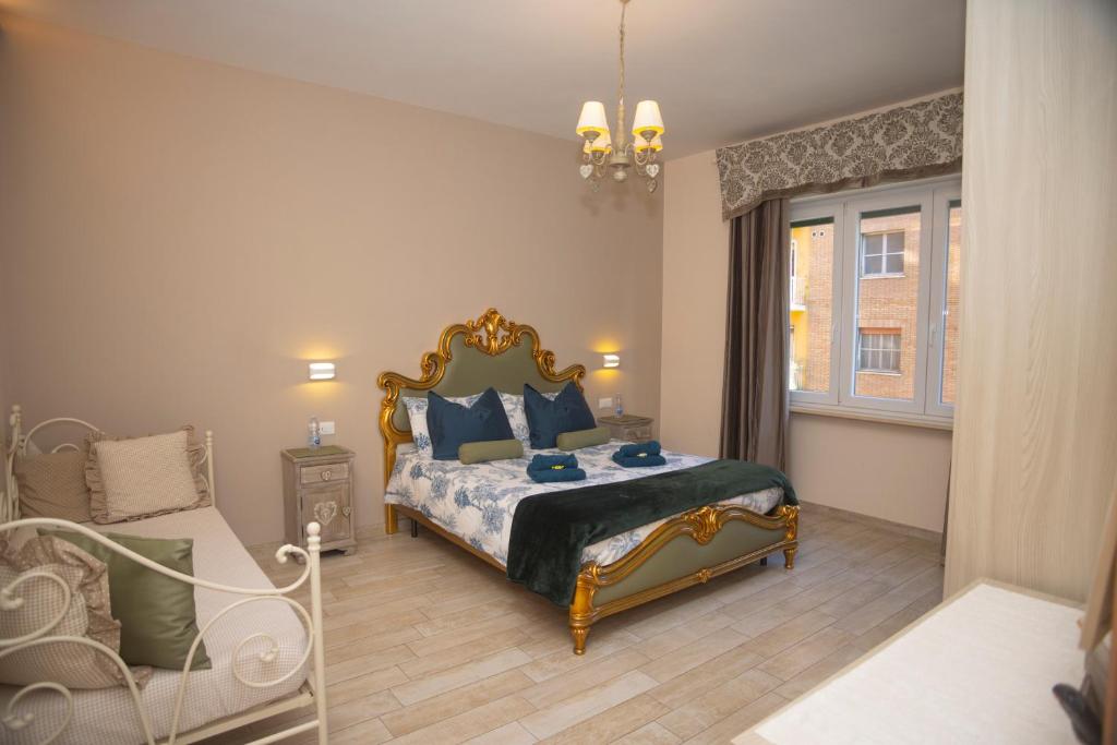 - une chambre avec un lit king-size et une chaise dans l'établissement Romano Suite Domus Maximo 2, à Rome