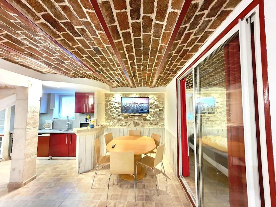 une cuisine avec une table et une salle à manger dans l'établissement à 15mn de Paris et Stade de France, appartement 4 pièces, 6 lits, à Montmagny