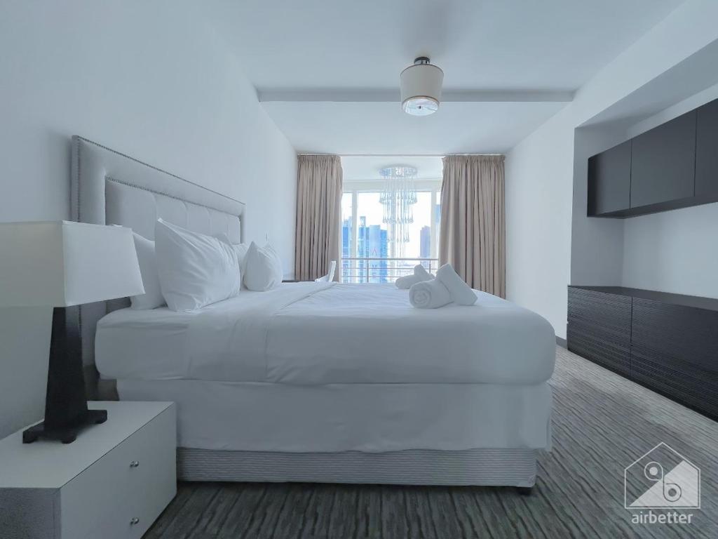 Postel nebo postele na pokoji v ubytování Stunning Loft with incredible views Dubai